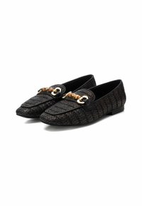 Mocasines negros de tejido con un empeine texturizado, suela plana y detalles en tono dorado con un acento de cadena. Diseño elegante con líneas limpias.