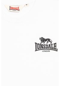 Balta medvilninė marškinėliai su juodu liūto logotipu ir „Lonsdale London“ tekstu. Klasikinė apvali iškirptė ir trumpomis rankovėmis, lygi tekstūra.