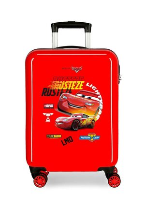 Maleta rígida roja con cuatro ruedas, con gráficos de Rayo McQueen y logotipos temáticos de carreras de la película Cars.