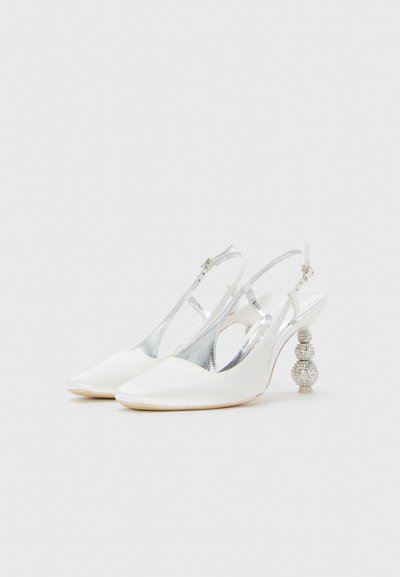 Pantofi cu toc slingback albi, cu vârf ascuțit și toc sferic în trei straturi, împodobit cu rhinestones, pe un fundal simplu.