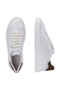 Białe skórzane sneakersy z okrągłymi czubkami, płaskimi białymi sznurowadłami, strukturalnymi cholewkami oraz brązowymi akcentami na pięcie. Gumowe podeszwy z wzorzystym bieżnikiem.