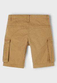 Shorts cargo beiges avec une texture lisse, comportant deux poches latérales, des poches arrière et des passants de ceinture. La vue de dos met en avant des coutures cousues.