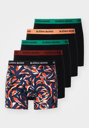 Cinq paires de boxers BJÖRN BORG : un avec un motif rouge, blanc et bleu marine ; quatre en noir avec différentes couleurs de ceinture.