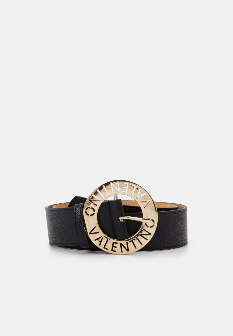 Svart läderbälte med en texturerad yta och en stor, cirkulär guldspänne med den ingraverade texten "Valentino".