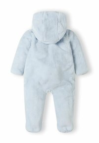 Un mono de forro polar suave y azul claro con capucha que presenta orejas redondeadas. Incluye mangas largas y piernas con pies. Textura suave, sin patrones visibles.