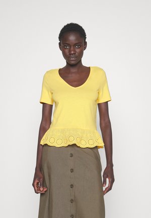 Vero Moda Tall VMEMILY PEPLUM V NECK - Μπλουζάκι με στάμπα - golden cream