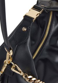 Zwarte leren handtas met gouden ketting en hardwareaccenten, een ritsafsluiting en een gladde textuur. De schouderband heeft een clipbevestiging.