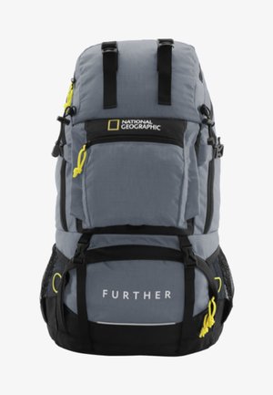 Grauer Rucksack mit National Geographic-Logo, ausgestattet mit verstellbaren Tragegurten, Netzfächern und gelben Akzenten. Rechteckige Form mit strukturiertem Stoff.