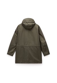 Olivegrüne wasserdichte Jacke mit Kapuze, langen Ärmeln, elastischem Bund und einem kreisförmigen Logodetail am linken Ärmel. Glatte Textur.