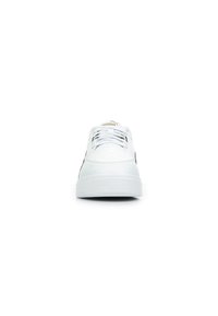 Sneaker bianche con tomaia in pelle liscia, punta perforata, dettagli neri, lacci piatti e suola in gomma spessa. Logo dorato sulla linguetta.