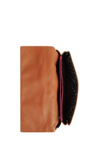 Hnědá kožená peněženka s vlnitým prošíváním v růžové a bílé barvě. Uvnitř se nachází černá podšívka s bílými puntíky. Zapínání na zip.