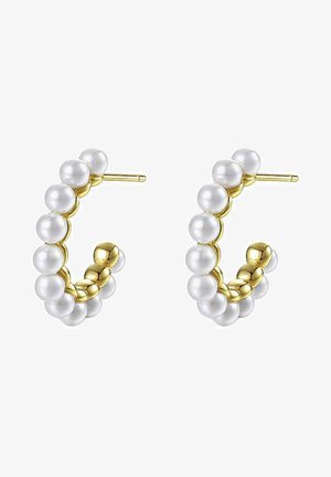 Goldene Creolenohrringe, die abwechselnd mit weißen Perlen und kleinen sphärischen Akzenten verziert sind, was einen strukturierten, geschichteten Effekt erzeugt.