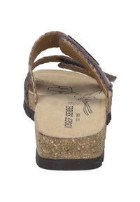 Braune Sandale mit Korksohle und beigem Fußbett, mit einem gespaltenen Riemendesign. Das Obermaterial hat eine strukturierte Oberfläche mit sanften Kanten.