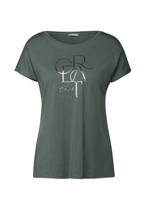 T-shirt vert à manches courtes avec un col rond, présentant des lettres graphiques audacieuses en noir et des accents métalliques argentés à l'avant.