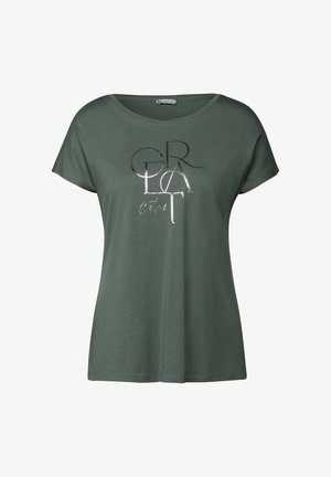 Groene T-shirt met korte mouwen en een ronde hals, met opvallende grafische letters in zwart en metallic zilveren accenten op de voorkant.