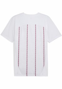 T-shirt branco de manga curta com um painel traseiro texturizado e riscas verticais vermelhas. Tecido suave com um corte relaxado e bainha arredondada.