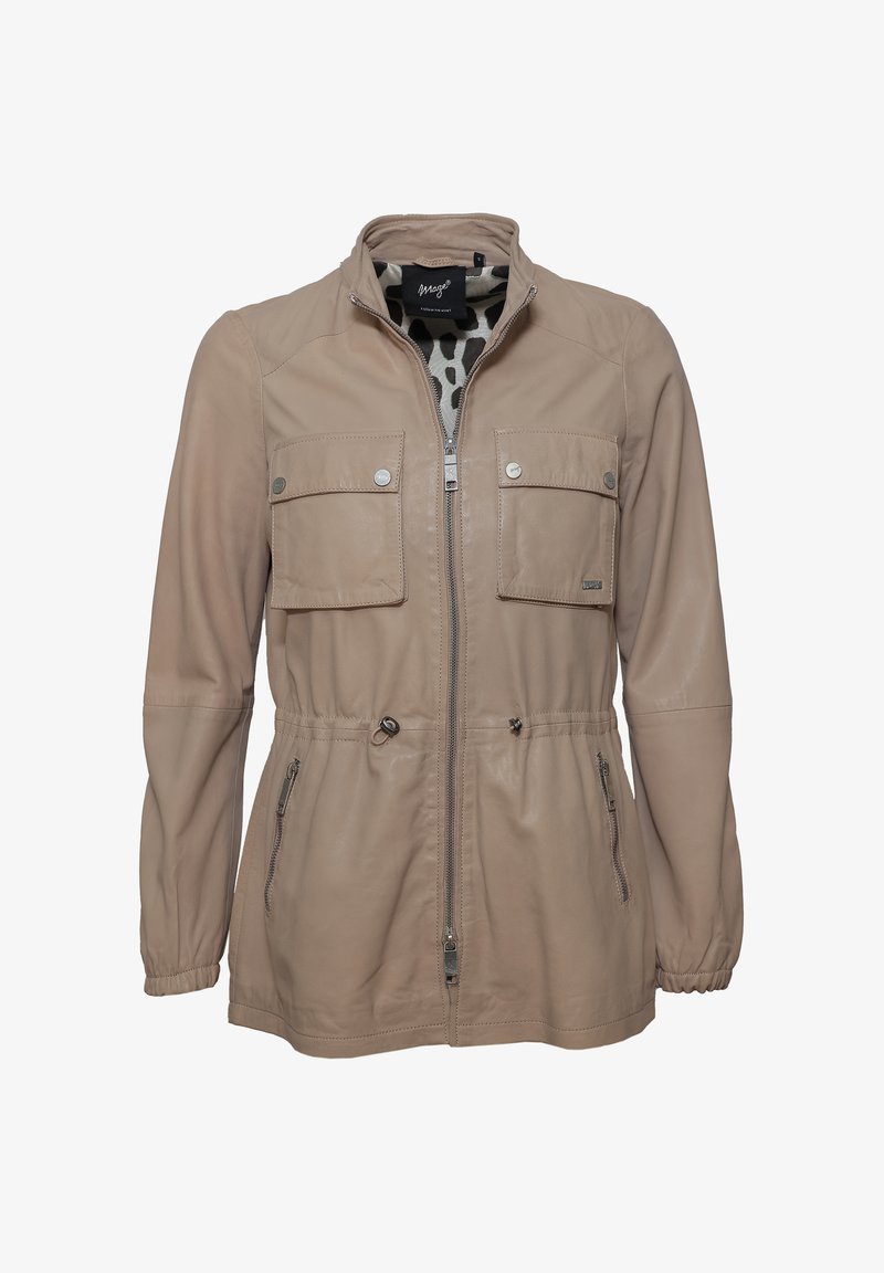 Beige leichte Jacke mit einem Reißverschluss, zwei vorderen Klappentaschen und einem elastischen Bund. Glatte Textur und dezenter Glanz.