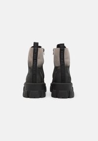 Steve Madden TANKER-M - Botines con cordones - grey/black