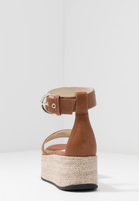 Vagabond Platform sandals - tan