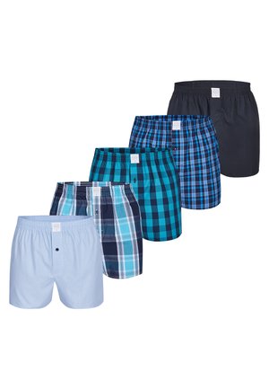 Pięć męskich bokserek w różnych odcieniach i wzorach niebieskiego, w tym gładkie ciemne, gładkie jasne i różne wzory w kratę, ułożone w rzędzie.