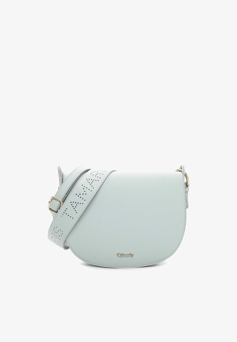 Sac bandoulière en cuir bleu clair avec une forme courbée, une surface texturée et une sangle perforée. Il présente un logo en métal doré.