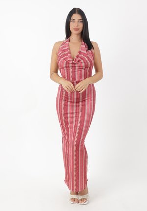 Robe à encolure halter en rose avec un design à rayures. Coupe slim, longueur jusqu'au sol, fabriquée en matière extensible. Dos nu avec une texture lisse.