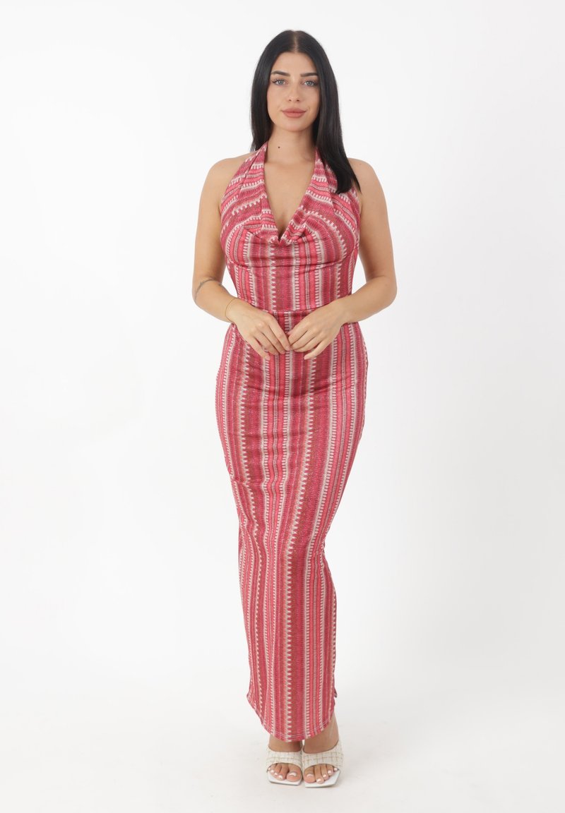 Halter neck klänning i rosa med ett mönstrat randdesign. Slim fit, golvlång, tillverkad av elastiskt material. Öppen rygg med en mjuk yta.