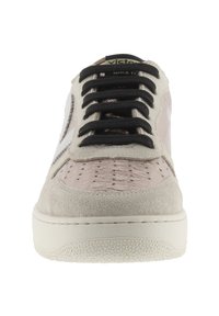 Baskets avec une tige en daim beige, des accents en cuir texturé, des lacets noirs et une semelle en caoutchouc blanche. Présente un logo sur la languette.