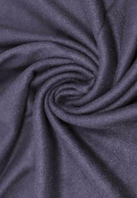Tessuto blu navy, morbido al tatto, fine lavorazione a maglia, con una leggera lucentezza, caratterizzato da un arrangiamento liscio e spiralato.