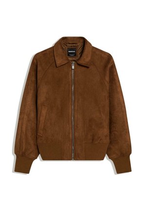 Brun ruskind bomberjakke med lynlås foran, ribstrikkede manchetter og kant, spids krave og sidelommer, lagt fladt på hvid baggrund.