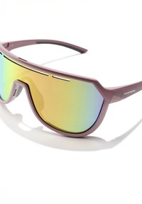 Roza športna sončna očala z veliko ukrivljeno ogrodje in odsevnimi progresivnimi lečami z zelenimi in zlatimi odtenki. Na strani je viden logotip znamke.