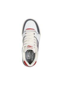 Białe i szare sneakersy z czerwonymi akcentami, z gładką skórzaną cholewką, perforacjami, sznurówkami i wyściełanym wnętrzem.