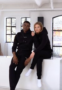 Tommy Hilfiger LOGO HOODIE - Sweatshirt com capuz - black