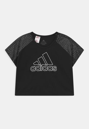 Černý crop top s krátkými rukávy, na ramenou s texturovaným vzorem zebry a bílým logem Adidas na přední straně.