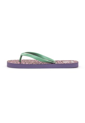 Chancla morada con suela de estampado de leopardo rosa y tiras verde menta, mostrada en perfil lateral sobre fondo blanco.