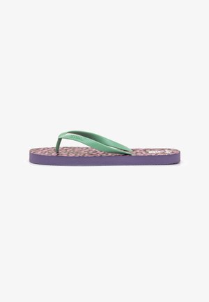 Chancla morada con suela de estampado de leopardo rosa y tiras verde menta, mostrada en perfil lateral sobre fondo blanco.