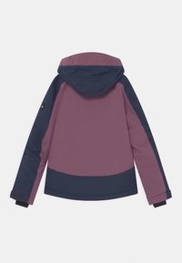 Vattentät jacka med tvåfärgad design i djup lila och marinblå. Har huva och kontrasterande svarta ärmslut. Mjuk textur, ingen synlig hårdvara.