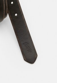 Donkerbruin leren riem met een gestructureerd oppervlak, zichtbaar stiksel, meerdere gaten en een puntige uiteinde. Heeft een geperst logo.
