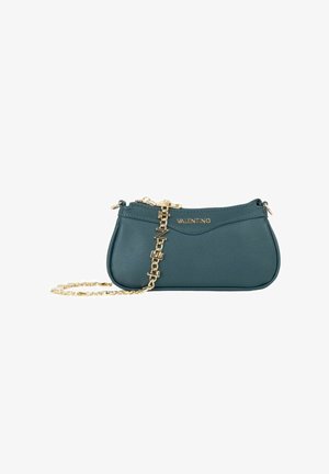 Sac à épaule en cuir Valentino vert foncé avec bandoulière chaîne dorée et logo, forme rectangulaire aux bords arrondis, fermeture éclair sur le dessus.
