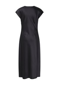 Fekete szatén midi ruha rövid, vállat kissé fedő ujjakkal, testhez simuló derékkal és sima, enyhén áramló anyagból, hátulnézetben, fehér háttéren.