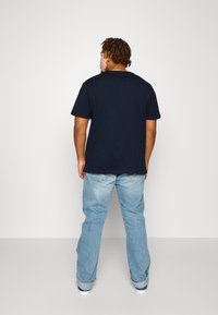 Jack & Jones JJFLAG TEE CREW NECK  - Apdrukāts T-krekls - navy blazer