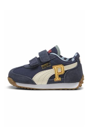 Baskets pour enfant bleu marine avec logo Puma beige, patch "P" jaune, deux sangles velcro et semelle en gomme sur fond blanc.