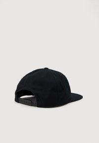 Cappellino nero regolabile con chiusura a scatto visto da dietro su uno sfondo chiaro e semplice.
