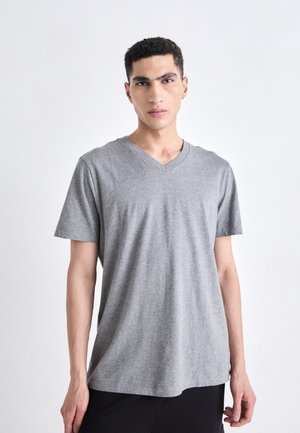 T-shirt gris à col en V en tissu doux, à manches courtes, coupe décontractée, avec une texture lisse et des détails de couture subtils.