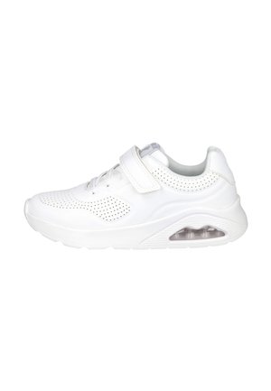 Zapatilla deportiva blanca con parte superior perforada, correa de velcro, cordones, suela acolchada y cámara de aire visible en el talón, vista de lado.