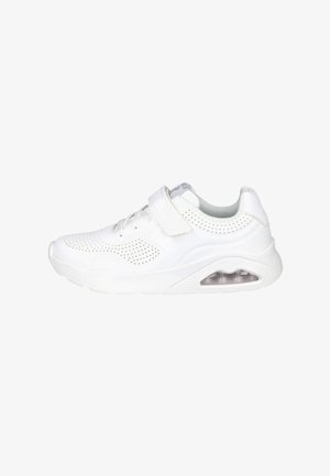 Zapatilla deportiva blanca con parte superior perforada, correa de velcro, cordones, suela acolchada y cámara de aire visible en el talón, vista de lado.