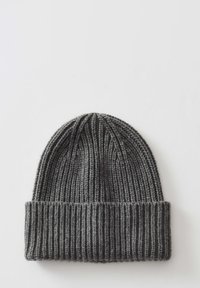 Cappello di lana a maglia di un grigio scuro con bordo piegato, esposto piatto su una superficie bianca.