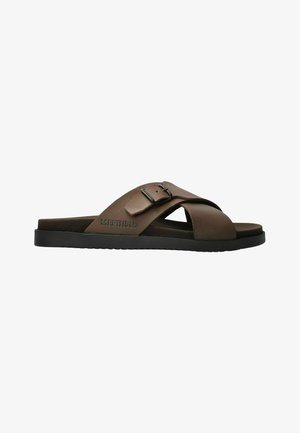 Sandale à glissière en cuir marron avec semelle noire, une bride à boucle et le logo "MEPHISTO" sur le côté.
