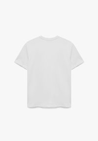Camiseta blanca de algodón con mangas cortas, cuello redondo y dobladillo recto. Textura suave, diseño minimalista, sin logotipos ni patrones.