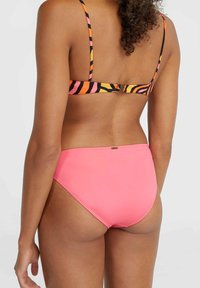 Barvna bikini zgornji del s črno, roza in oranžno črtasto vzorcem; enobarvni roza visok pas spodnji del; gladke teksture; nastavljive naramnice.